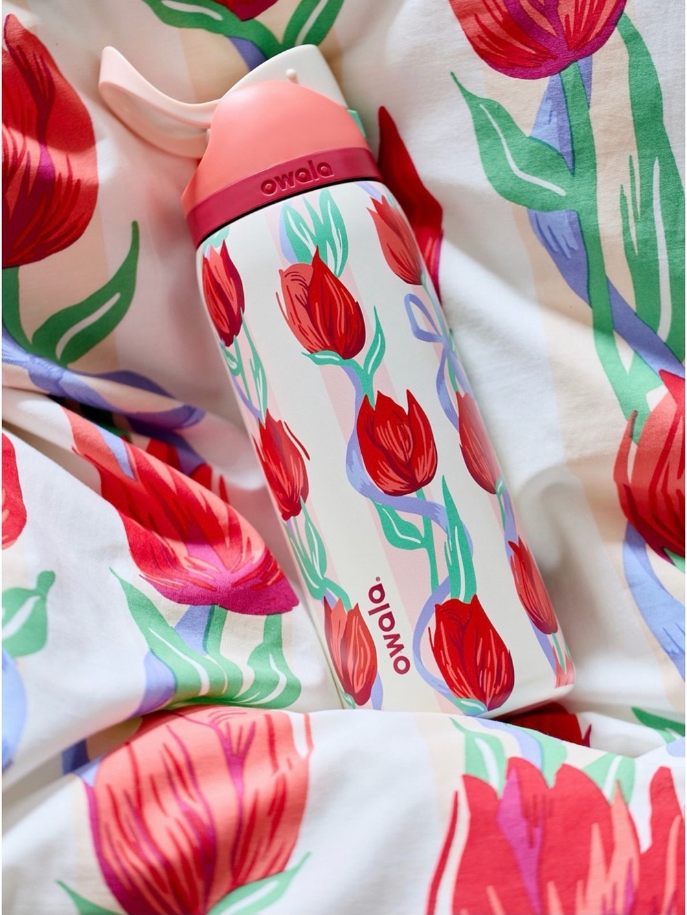 New, UO exclusive and sold out, Owala 32oz Freesip, red tulip design